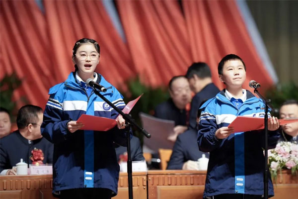 Å·²©ABGÖÐѧµÄÁ½ÃûÊÜÖúѧÉú Å·²©ABGÖÐѧµÄÁ½ÃûÊÜÖúѧÉú