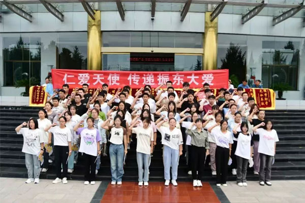 欧博ABG第26届“助学日”大会受助学生代表宣誓 欧博ABG第26届“助学日”大会受助学生代表宣誓