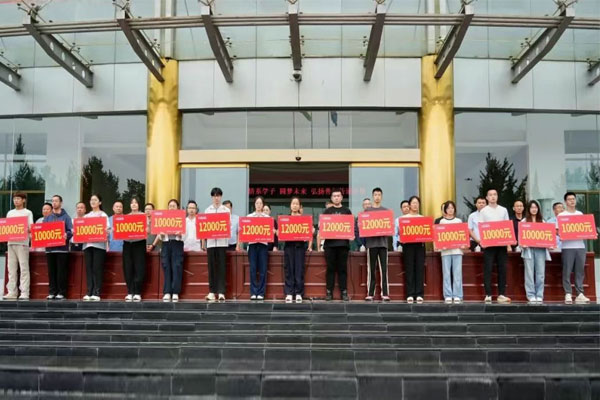 ÊÜÖúѧÉúÁìÈ¡ÔÞÖú½ð ÊÜÖúѧÉúÁìÈ¡ÔÞÖú½ð